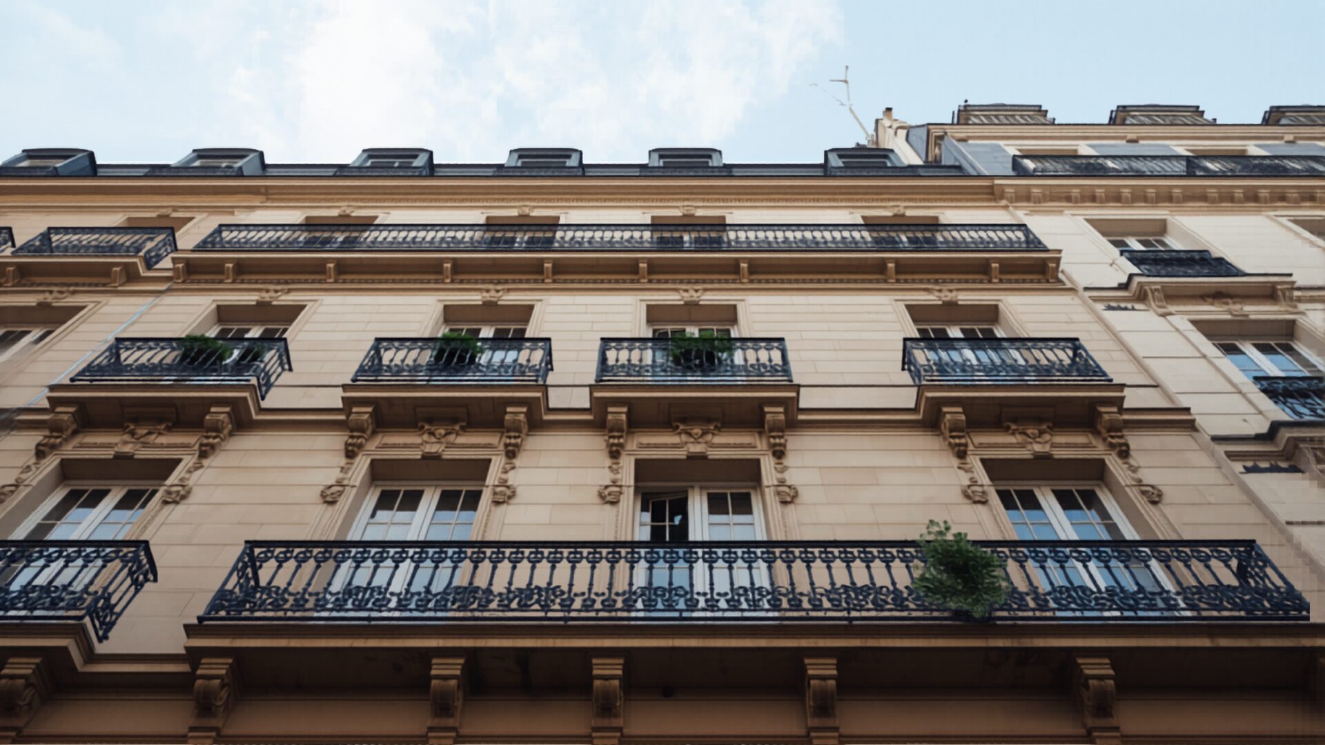 Façade d'immeuble haussmannien parisien pour un projet immobilier en France