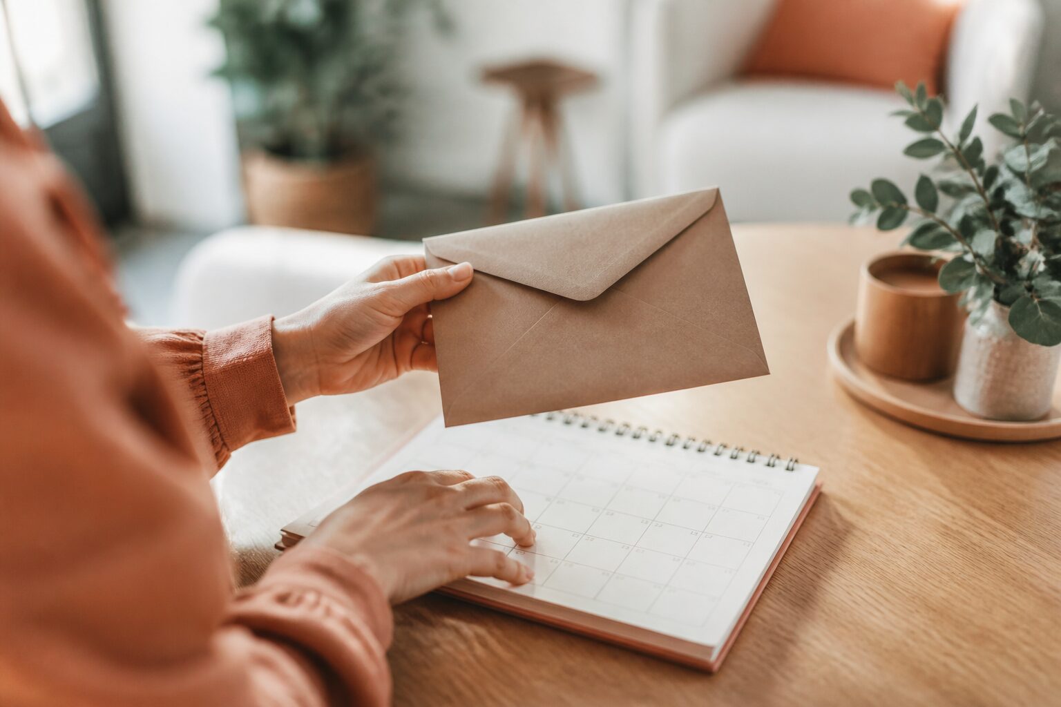 Enveloppe de congé et calendrier sur un bureau, pour illustrer le délai de préavis sans justificatif
