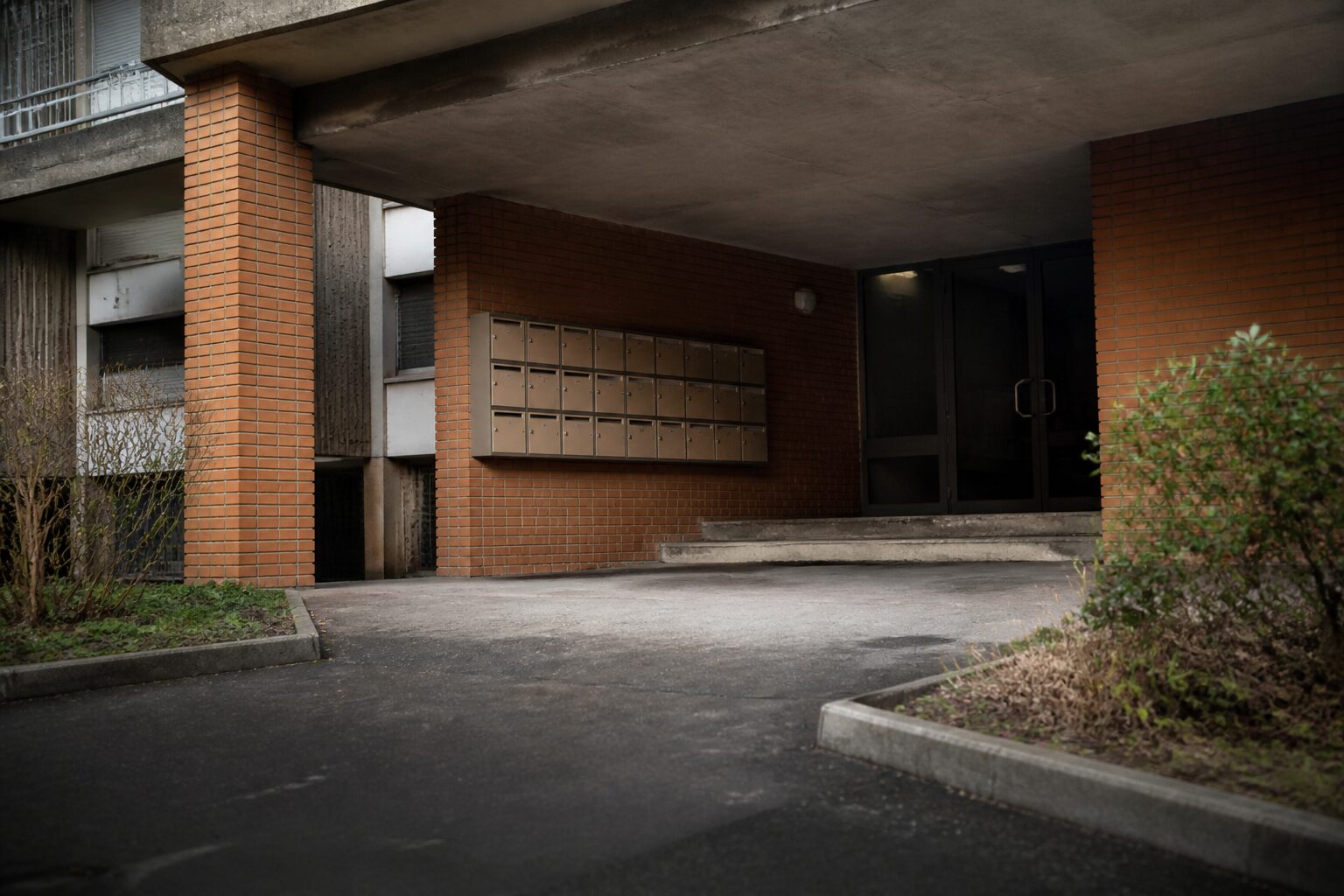 Rue résidentielle à Reims, quartier en rénovation urbaine, lumière naturelle douce