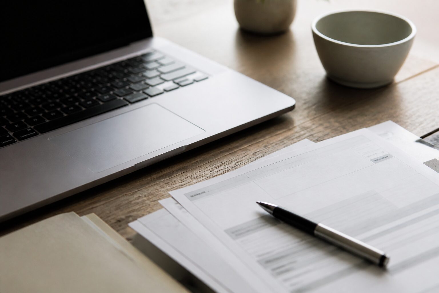 Bureau d'un conseiller Action Logement avec documents et ordinateur