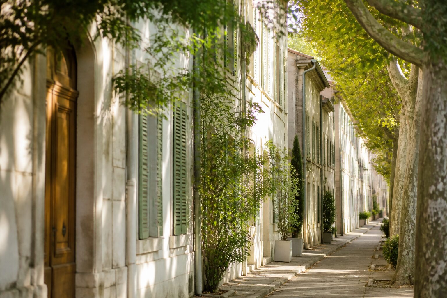 Rue résidentielle calme d'un quartier sûr d'Avignon