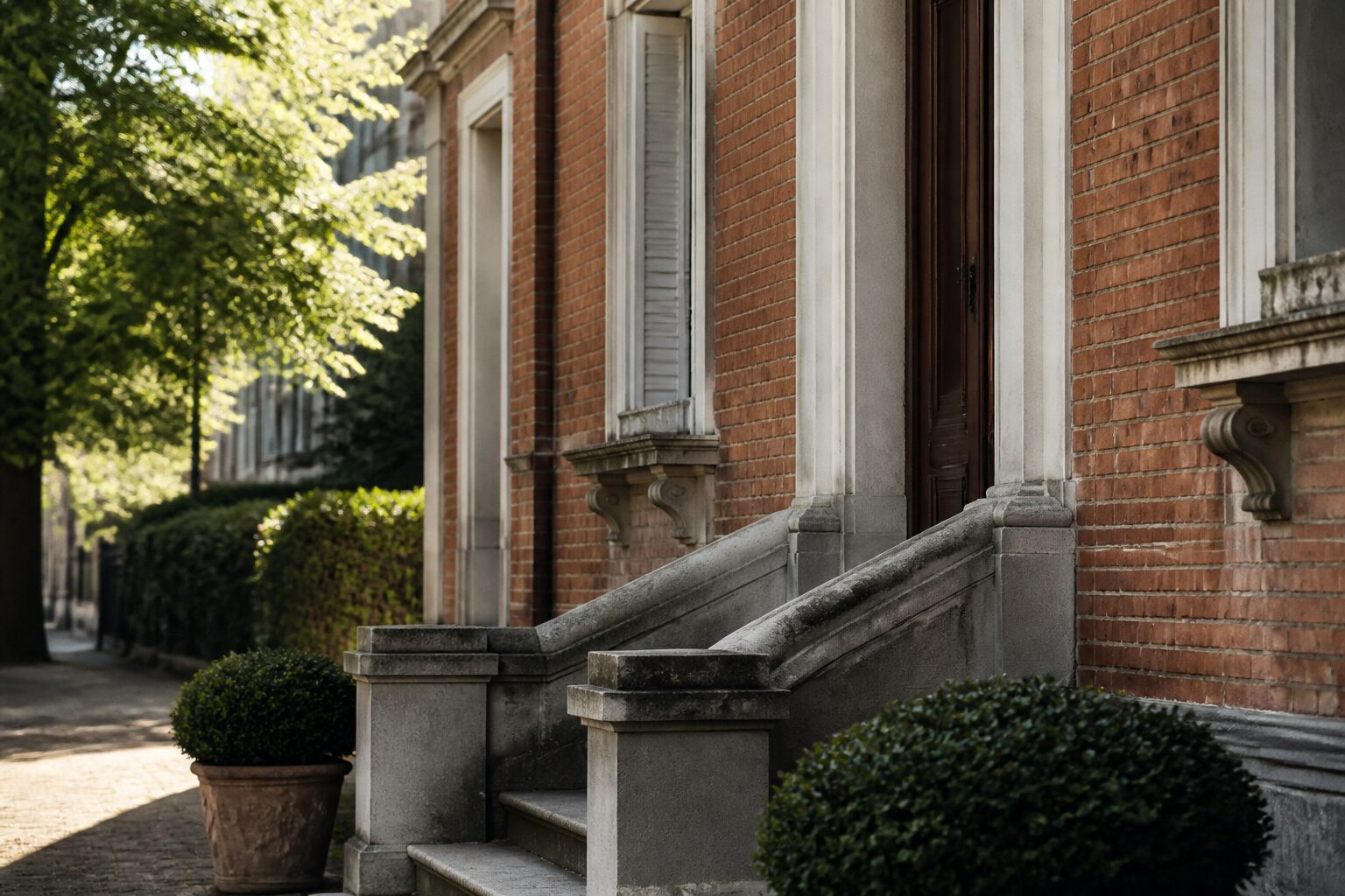 Façade d'une maison bourgeoise du quartier Henriville à Amiens, ambiance résidentielle paisible