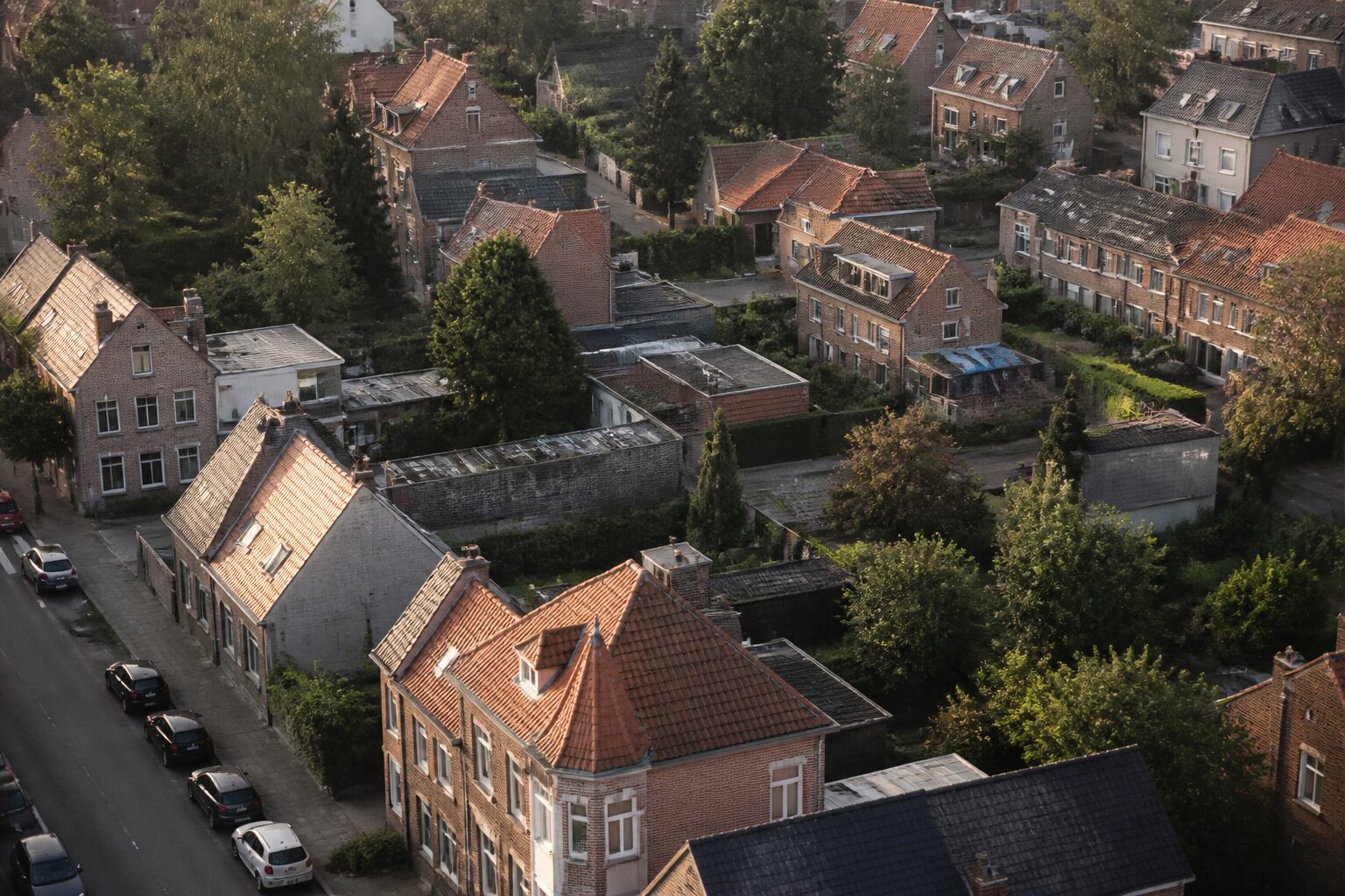 Vue aérienne d'un quartier résidentiel de Tourcoing avec toits en briques et verdure