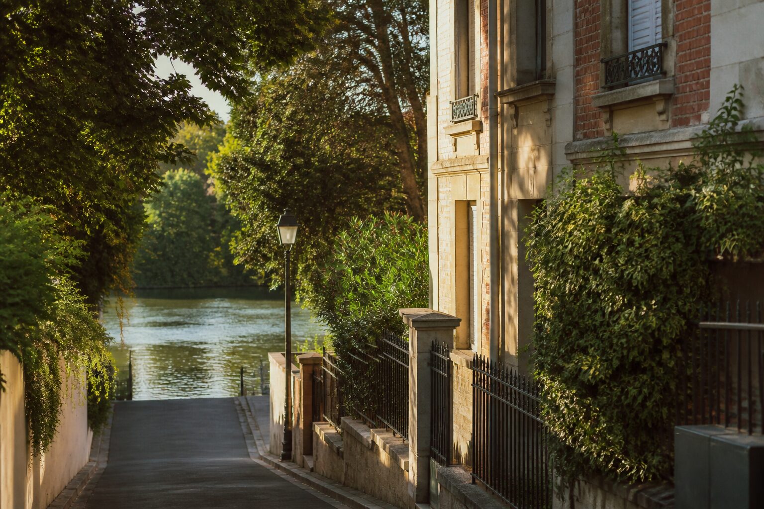 Rue résidentielle calme à Créteil, bords de Marne avec façades en brique et verdure