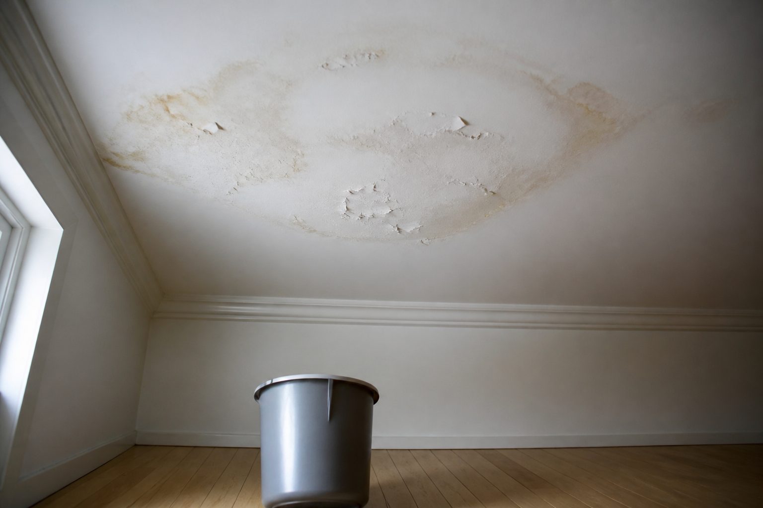 Trace d'infiltration au plafond d'un logement, sinistre dégât des eaux