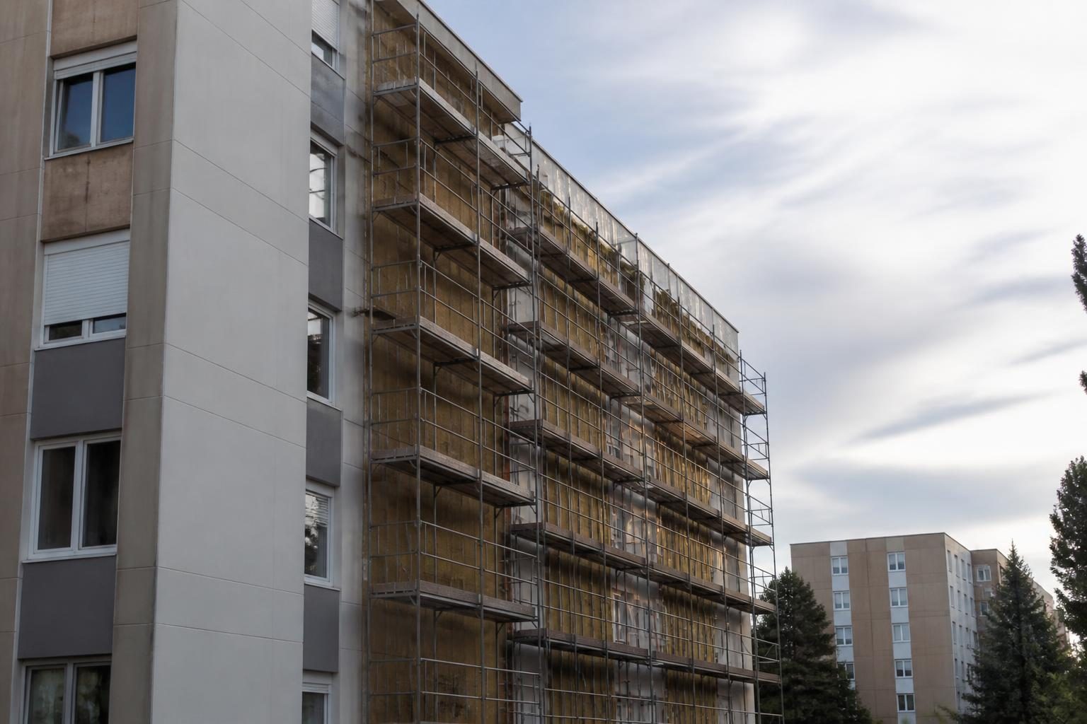 Immeuble en rénovation dans un quartier résidentiel français