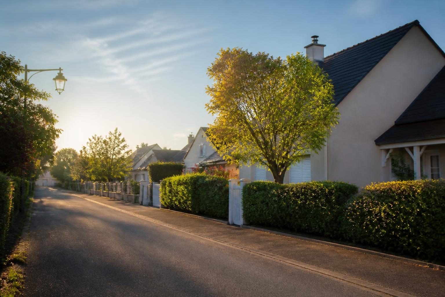 Rue résidentielle calme à La Roche-sur-Yon, quartier sûr avec façades claires et éclairage naturel