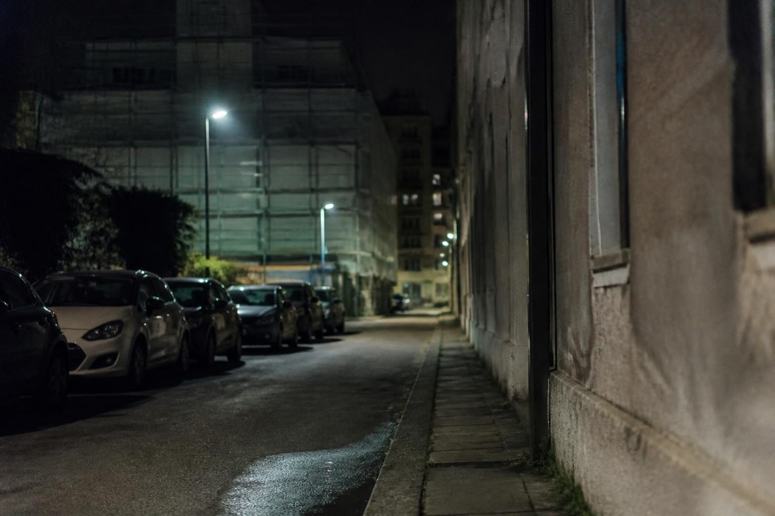 Rue d'un quartier de Milan en soirée