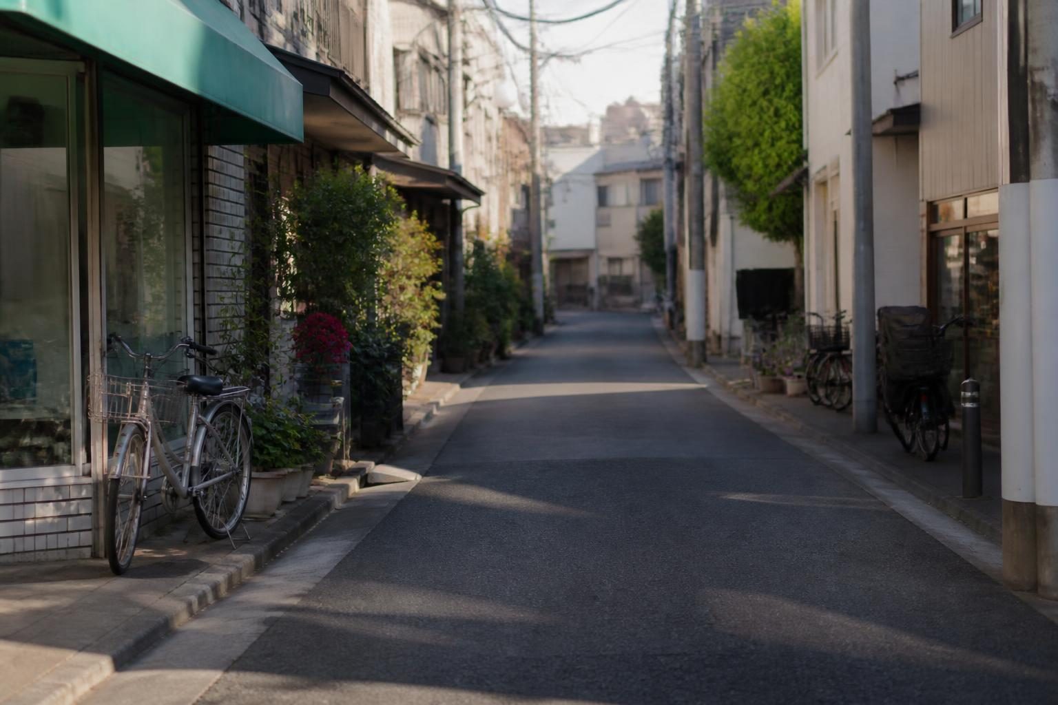 Rue commerçante calme d'un quartier résidentiel de Tokyo en journée