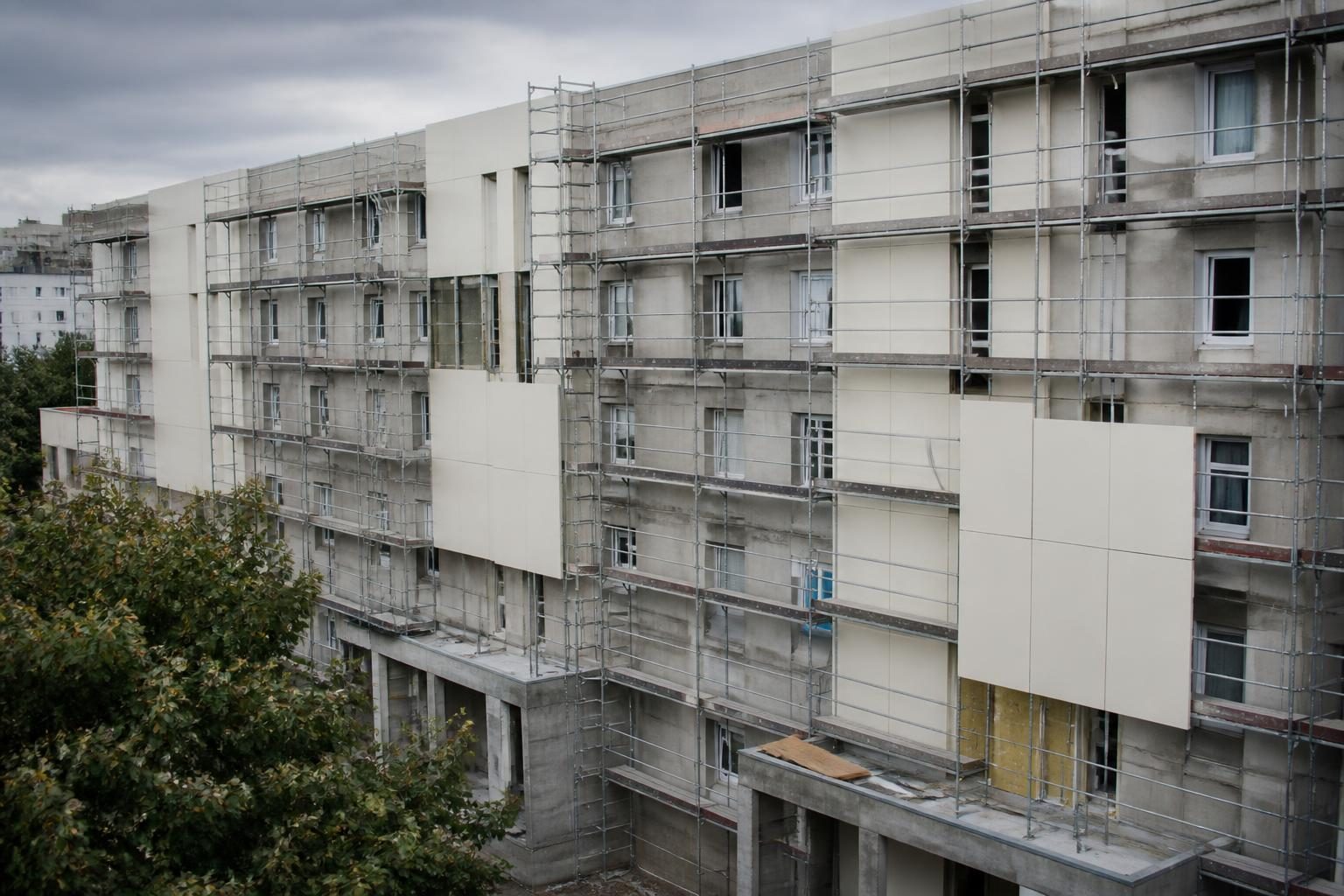 Immeuble en rénovation urbaine dans un quartier de Villiers-le-Bel