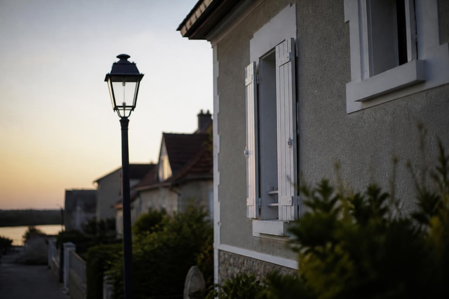 Rue calme d'un quartier résidentiel de Port-de-Bouc en fin de journée