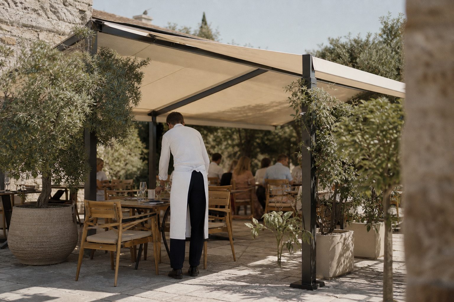 Store double pente : pour quelles terrasses le choisir ?
