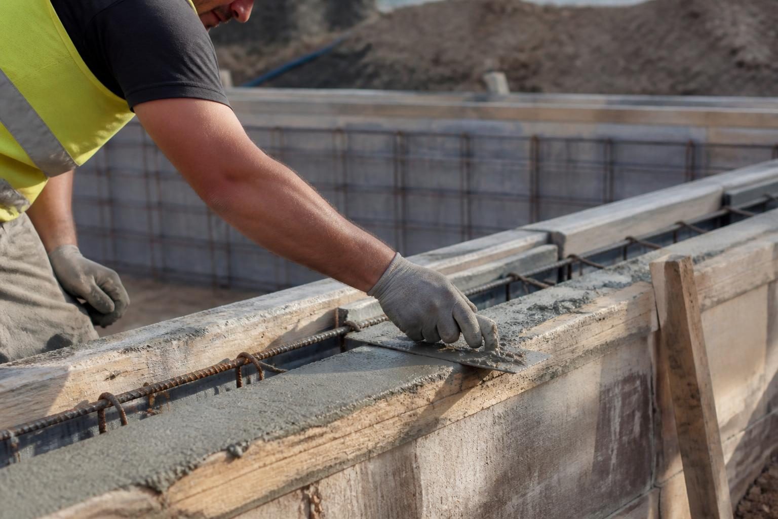 Chantier de piscine semi-enterrée en béton en cours de construction