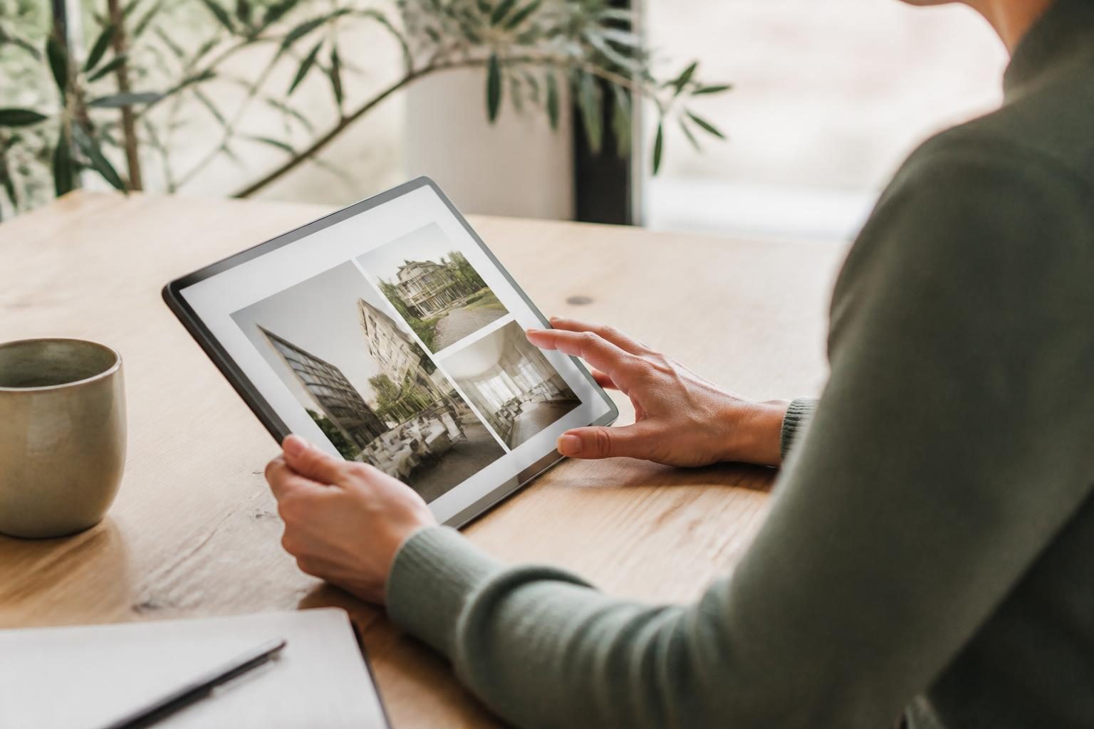 Lecture d'un article sur un blog immobilier et financier sur tablette