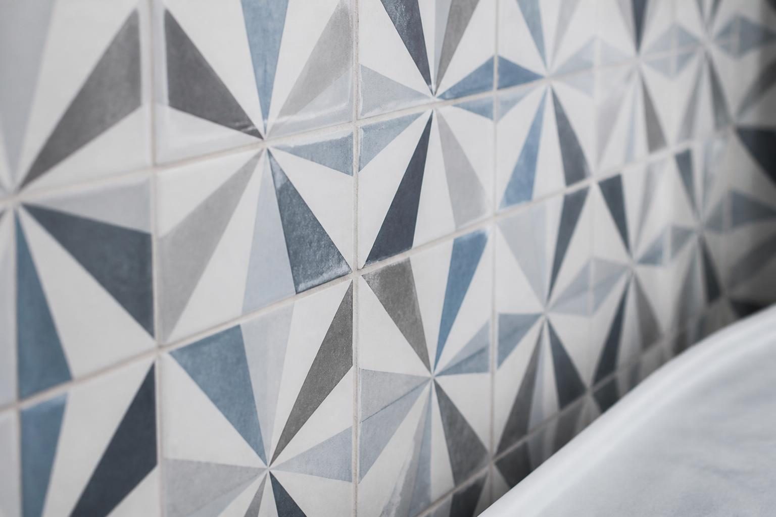 Détail de carreaux de ciment motif géométrique dans une salle de bain